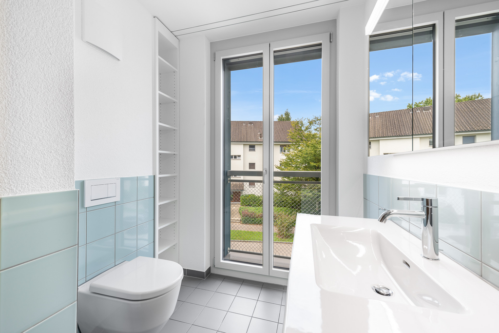 Modernes Gäste-WC mit Fenster