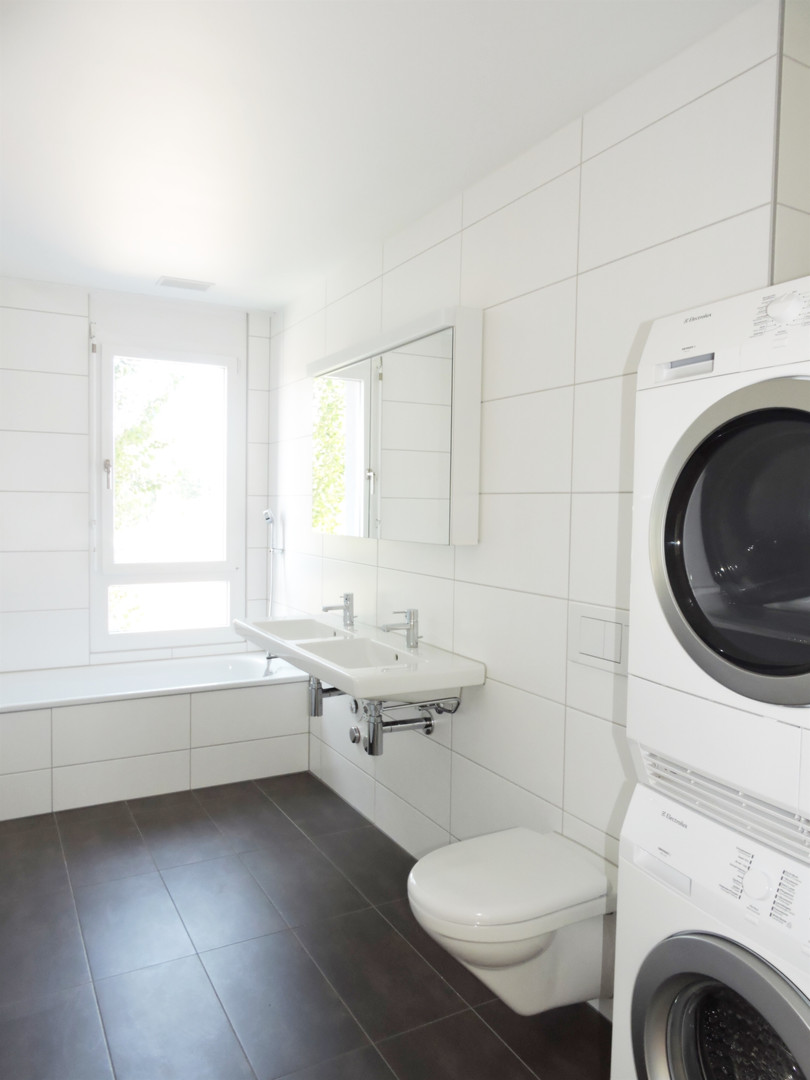 Modernes Badezimmer mit Hauswirtschaftsbereich
