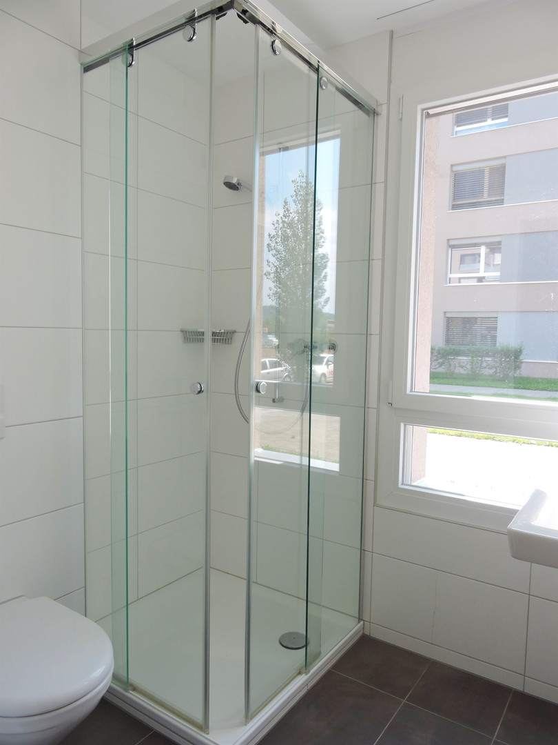 Modernes Duschbad mit Fenster