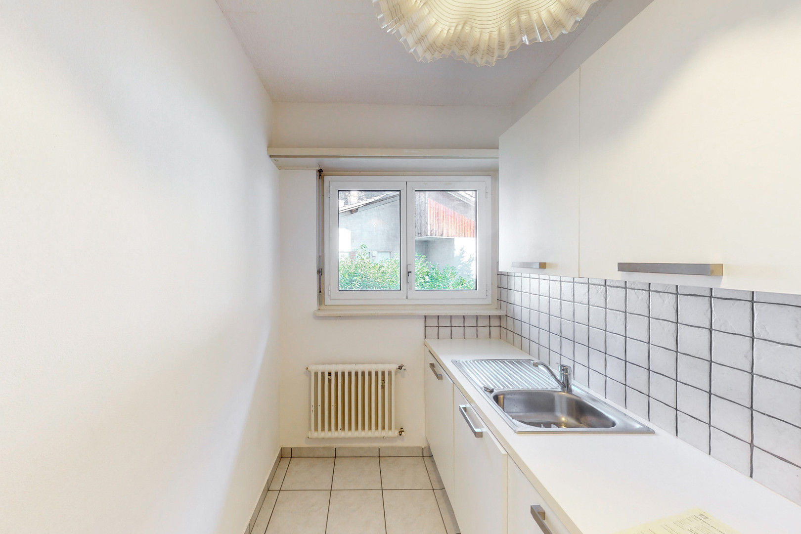 Schmale, helle Küche mit Fenster
