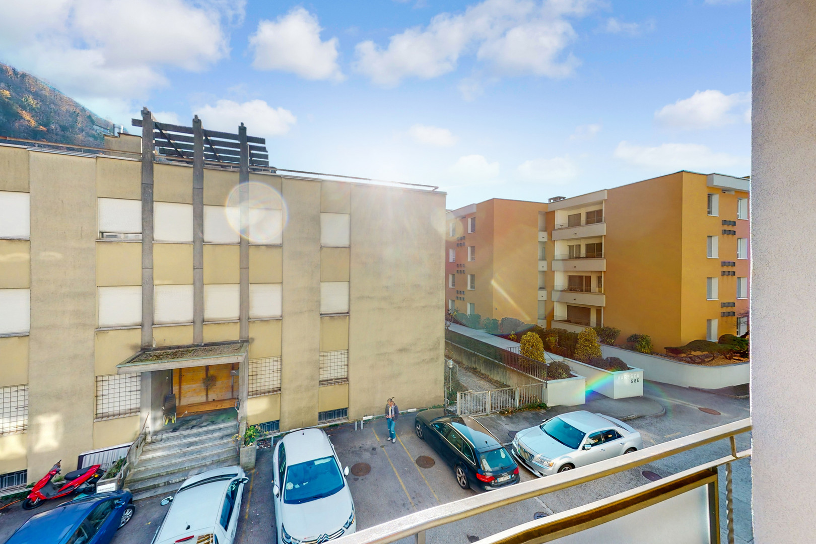 Blick vom Balkon auf Wohngebäude und Innenhof