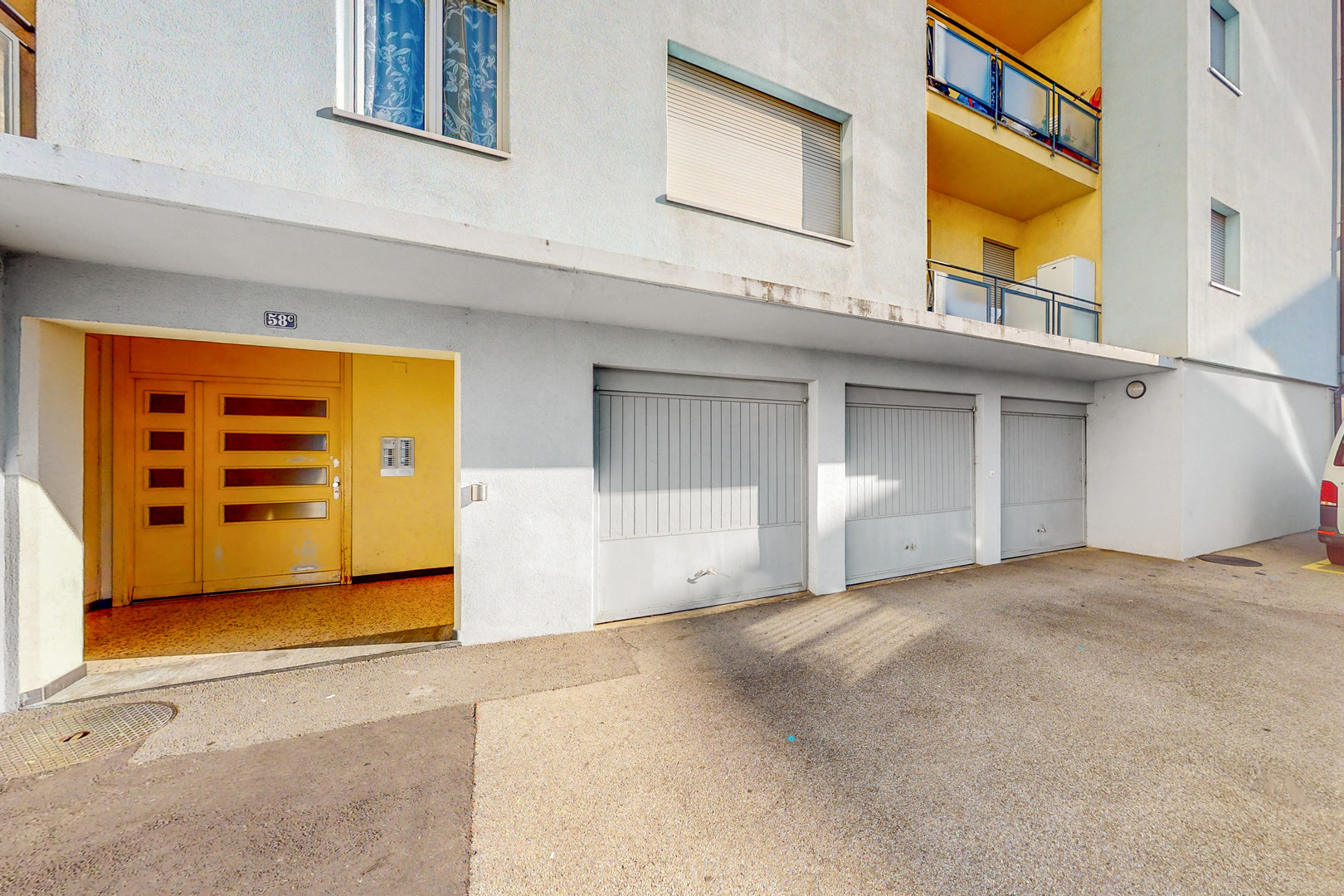 Wohnhausfassade mit Garagen- und Hauseingang
