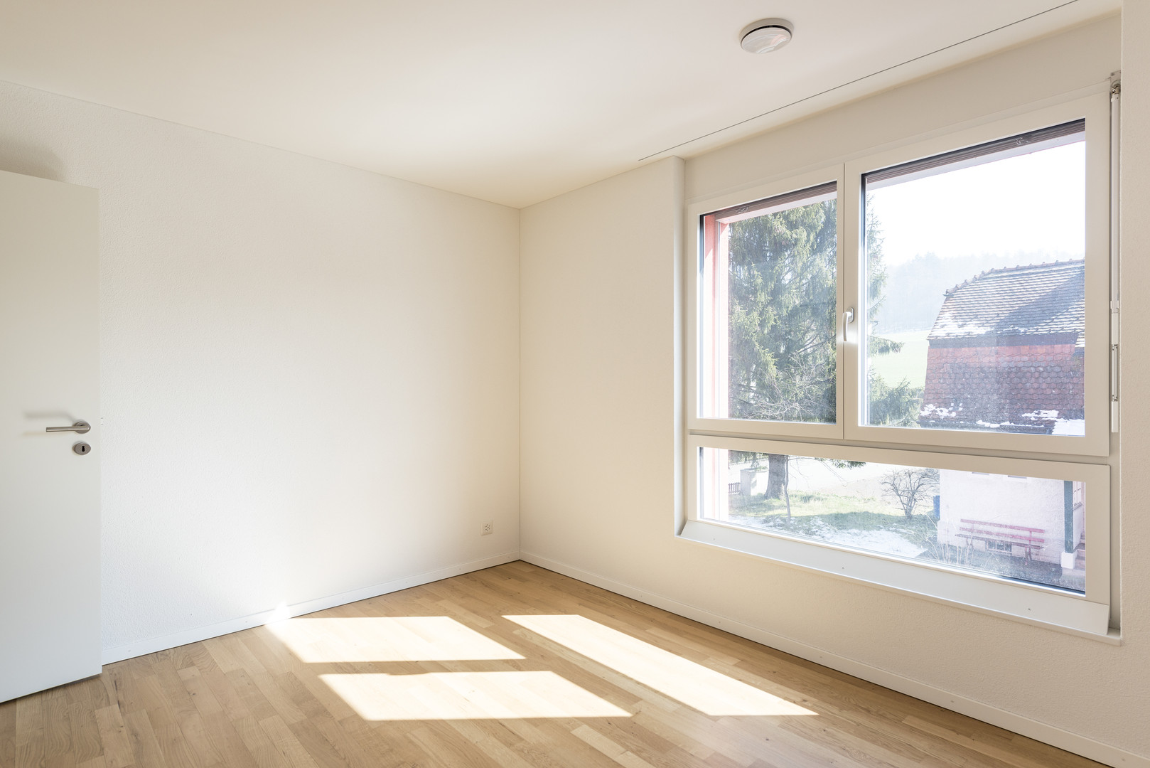 Heller leerer Raum mit großem Fenster