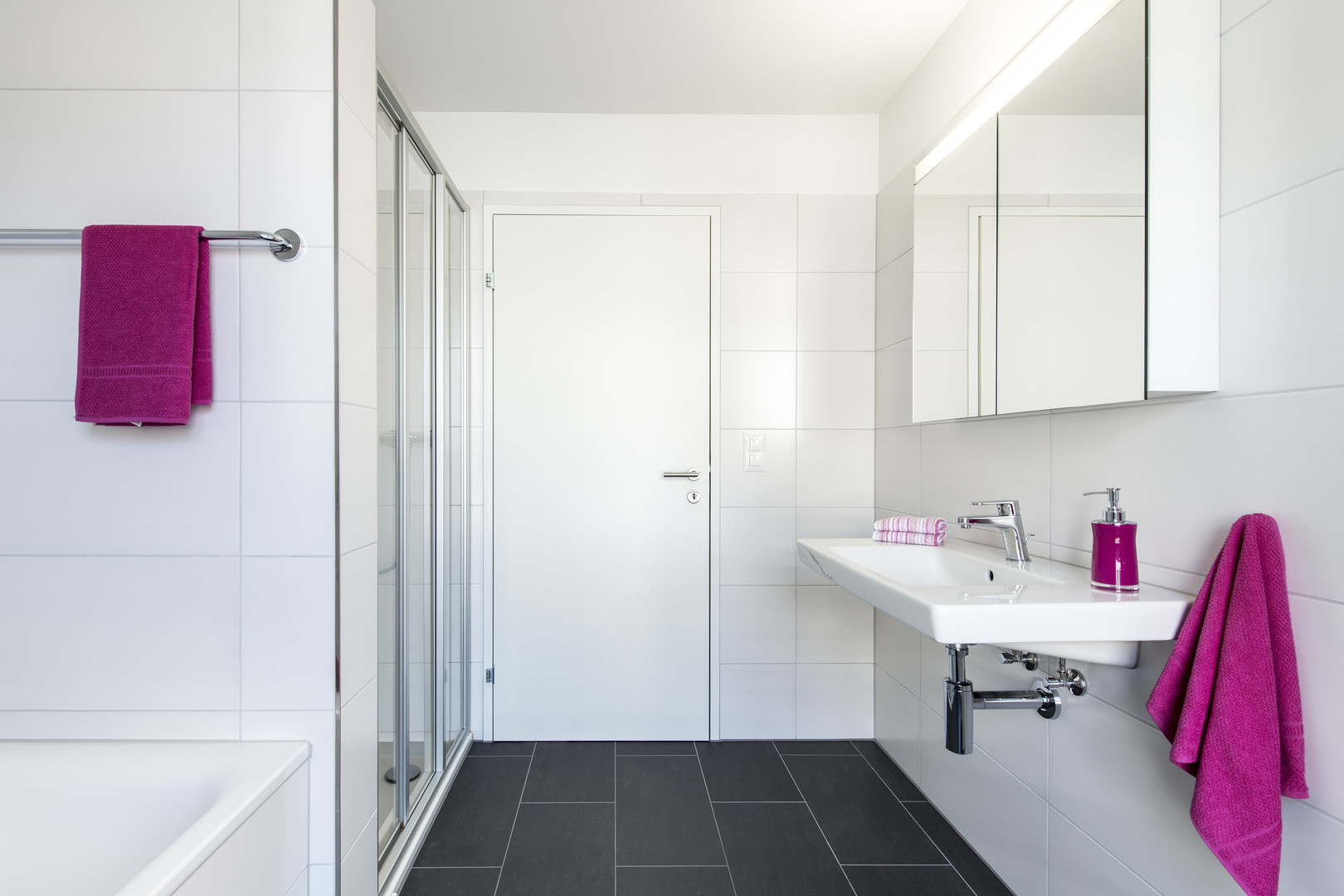 Modernes Badezimmer mit Dusche und Waschtisch