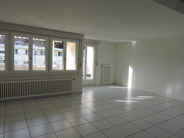 Heller leerer Wohnraum mit Balkonfenster