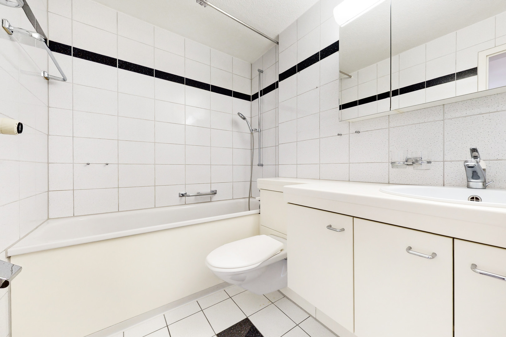 Badezimmer mit Wanne und Waschtisch