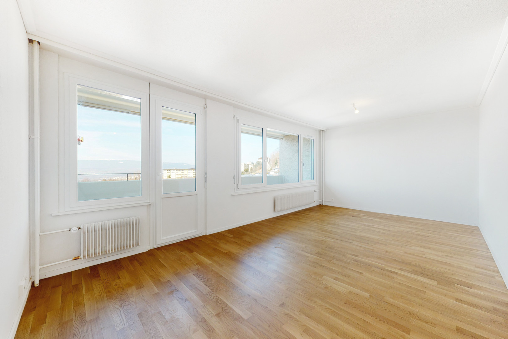 Heller leerer Wohnraum mit Balkonblick