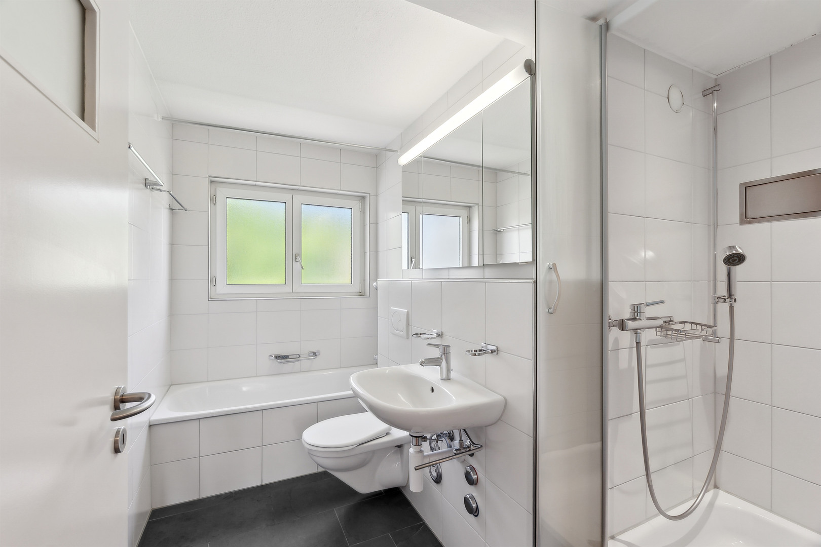 Modernes Badezimmer mit Badewanne, Dusche und Wand-WC