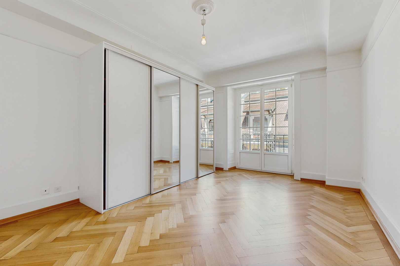 Helles Schlafzimmer mit Parkett und Einbauschrank