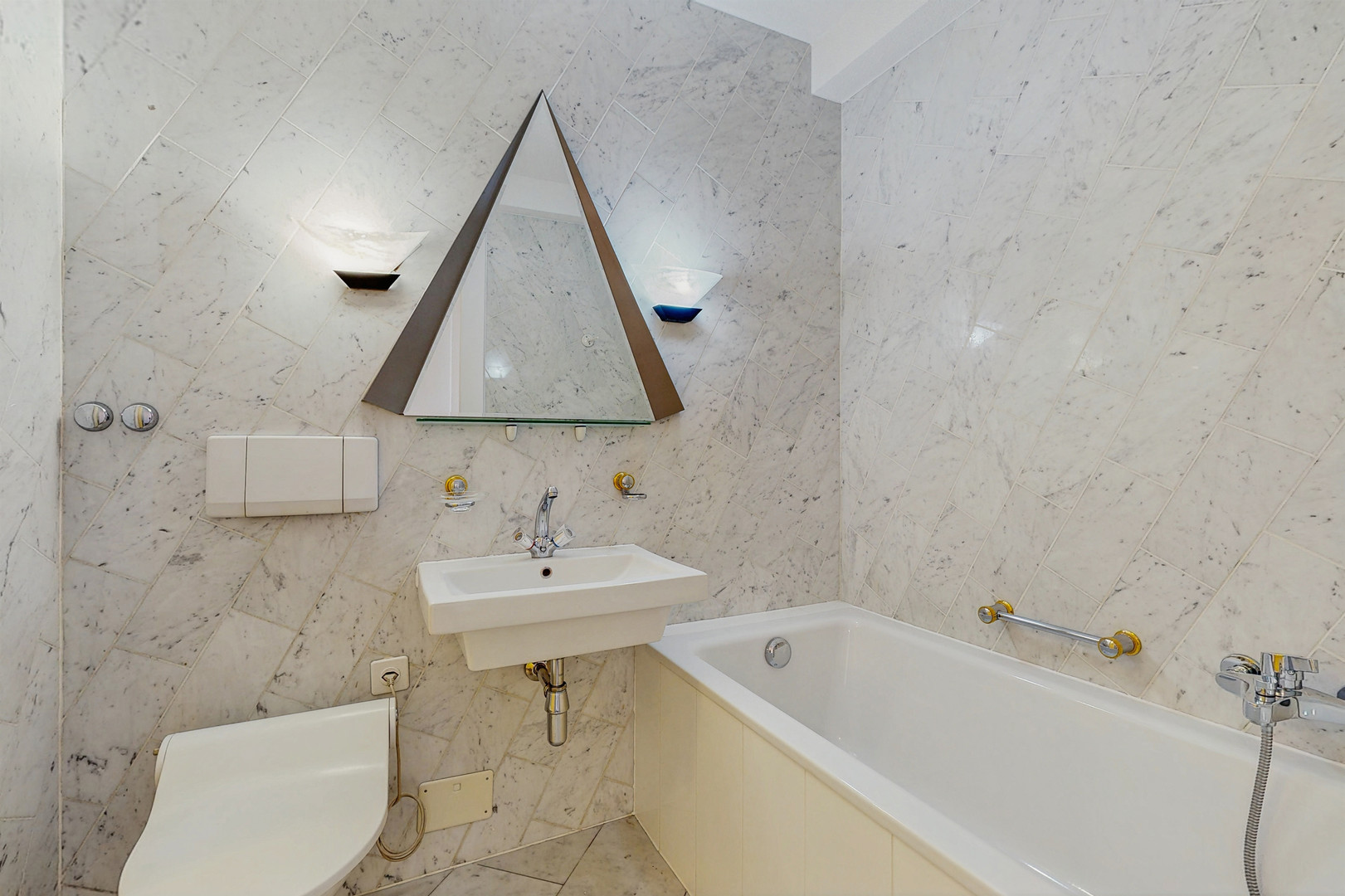 Badezimmer mit Marmoroptik und Badewanne