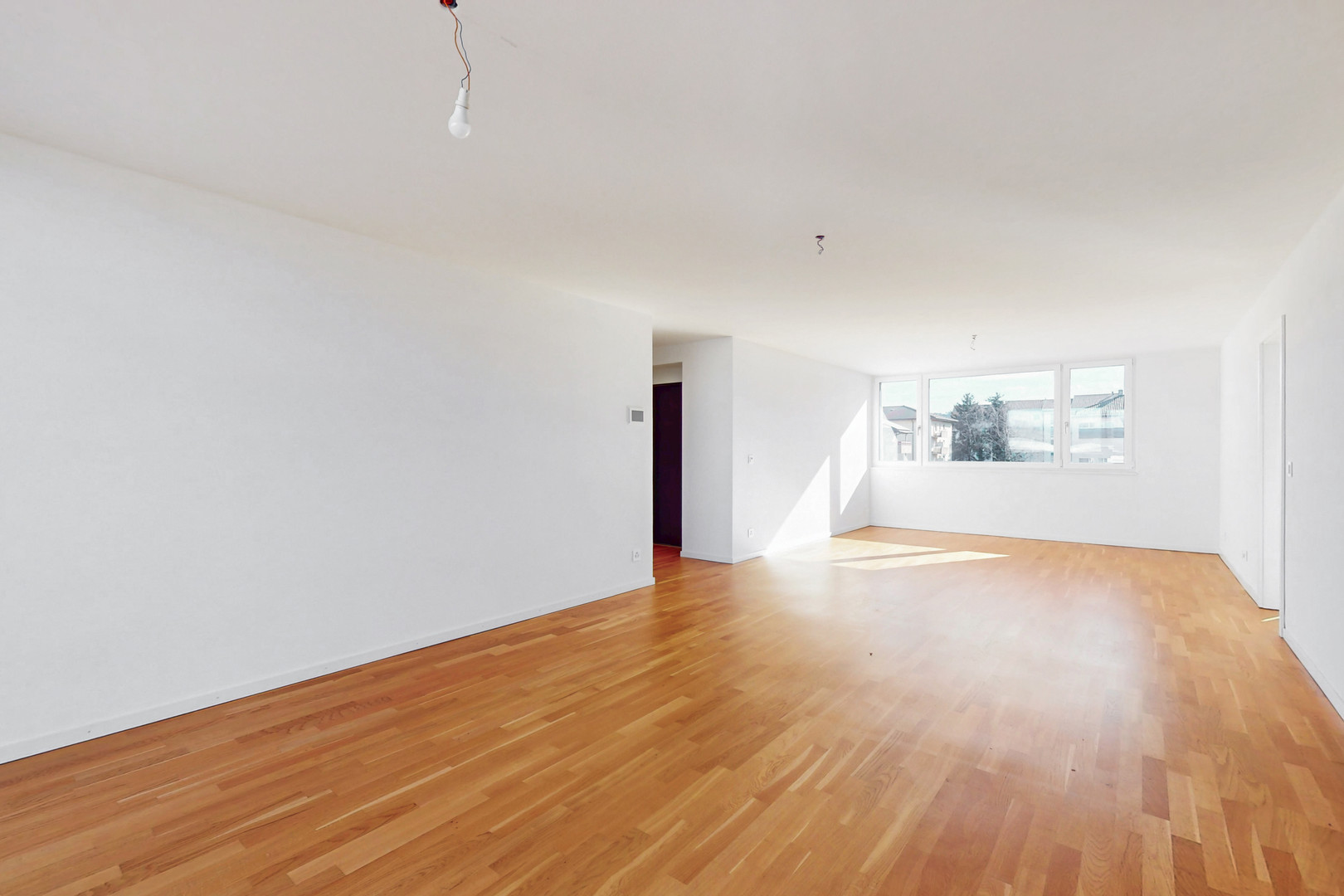 Heller leerer Wohnraum mit Parkettboden