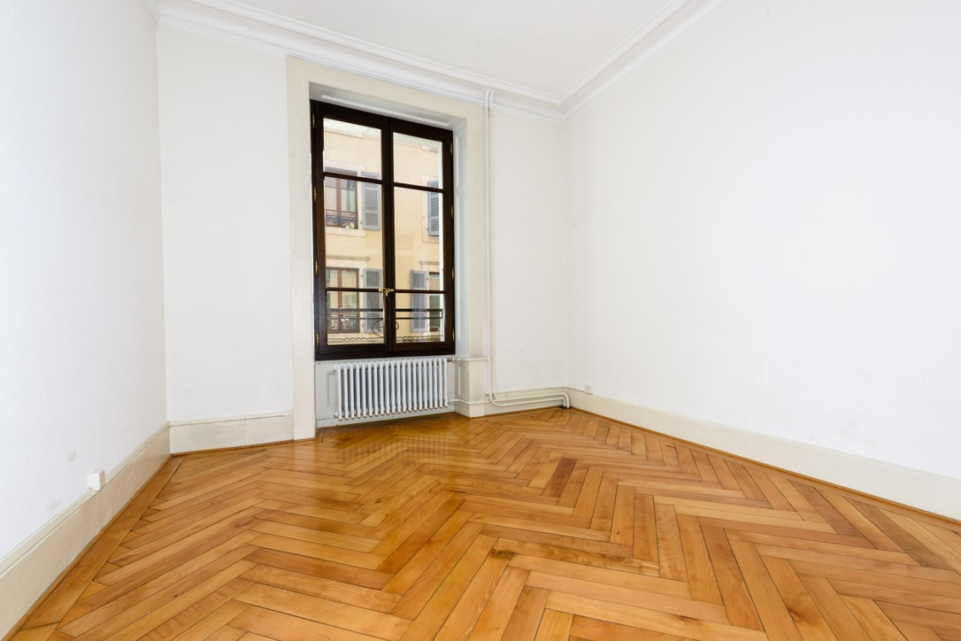 Leerer Altbau-Raum mit Fischgrätparkett