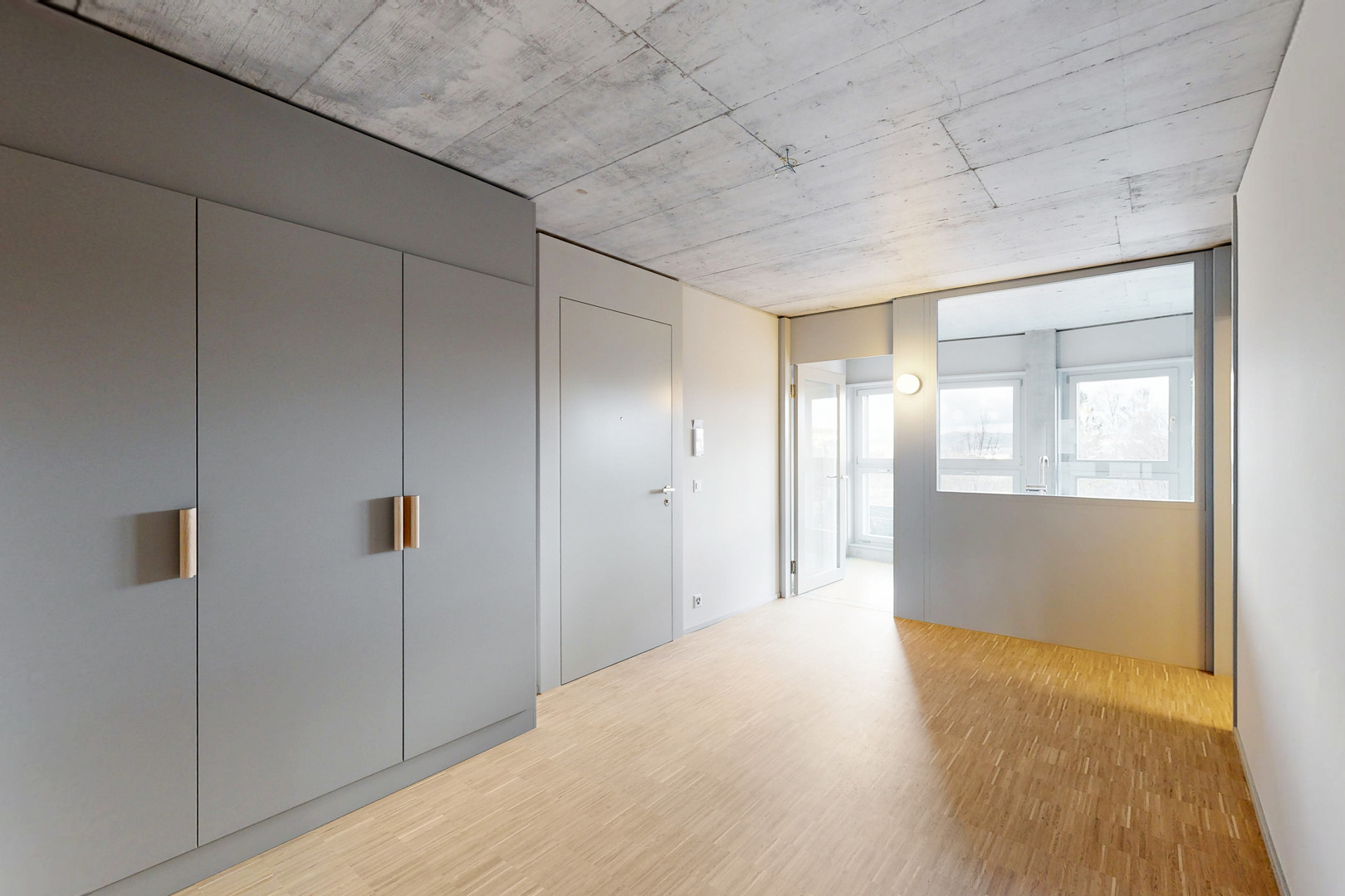 Modernes Zimmer mit Einbauschränken und verglaster Trennwand