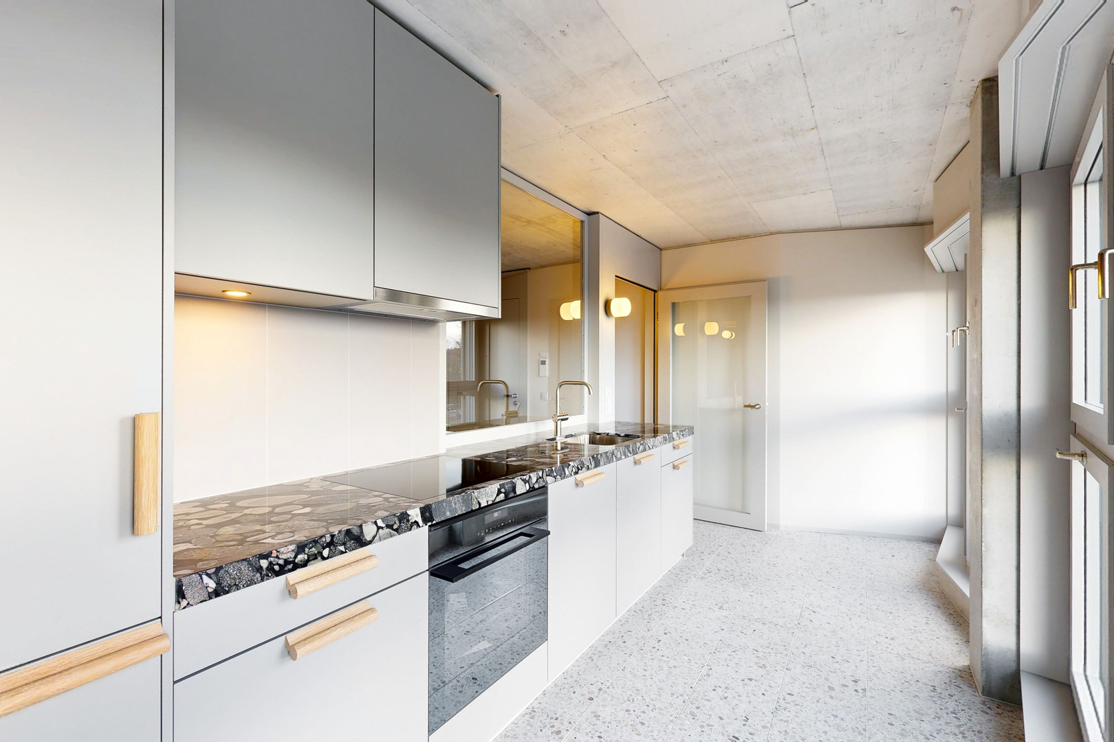 Moderne helle Küche mit Terrazzo-Boden