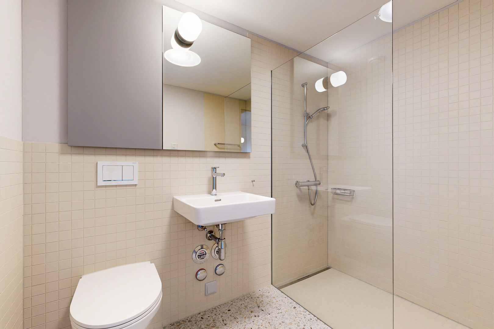 Modernes Bad mit Dusche und Wand-WC