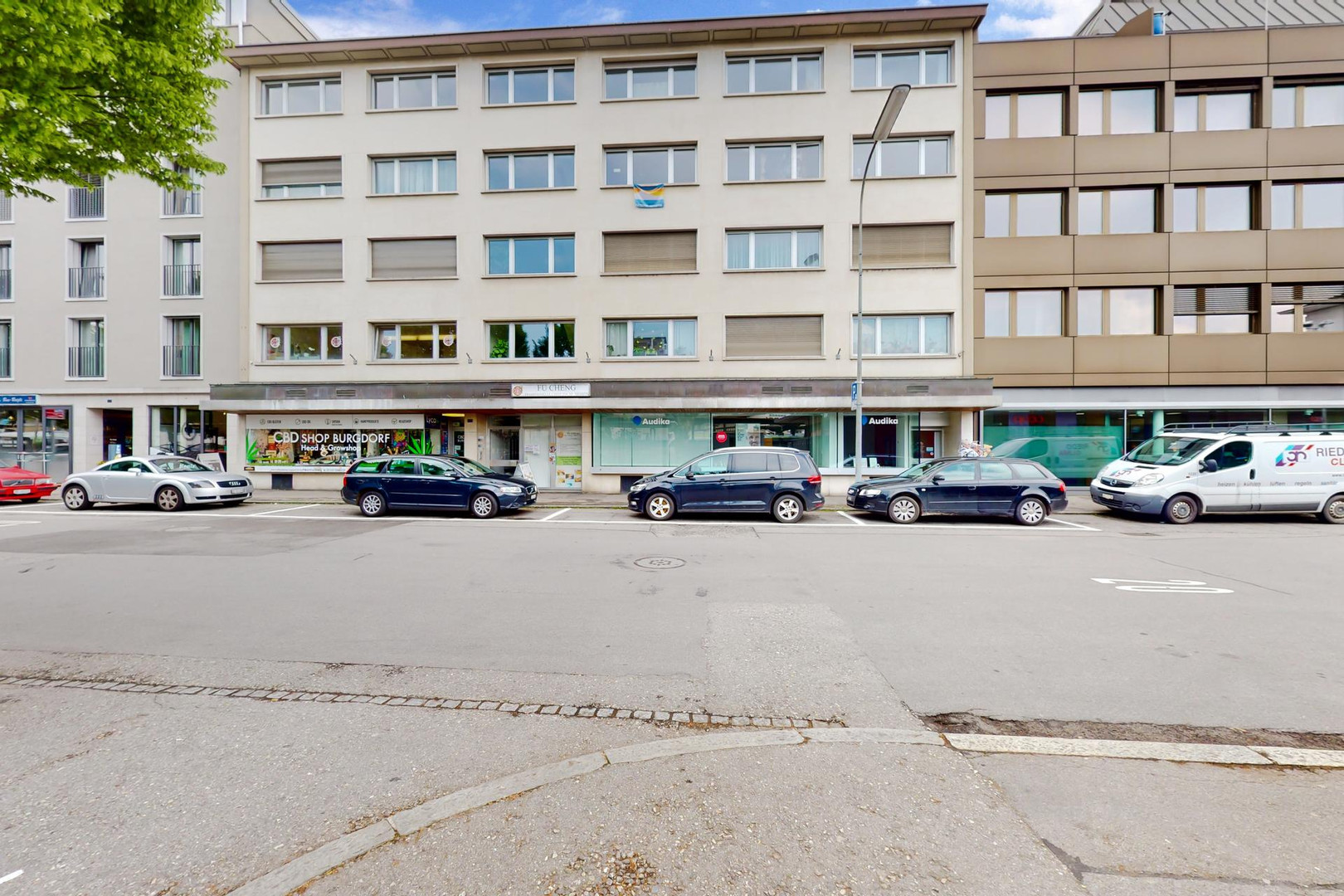 Städtisches Geschäfts- und Wohngebäude an einer Straße