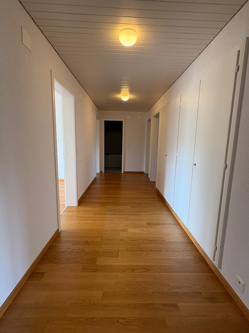 Heller Flur mit Holzfußboden