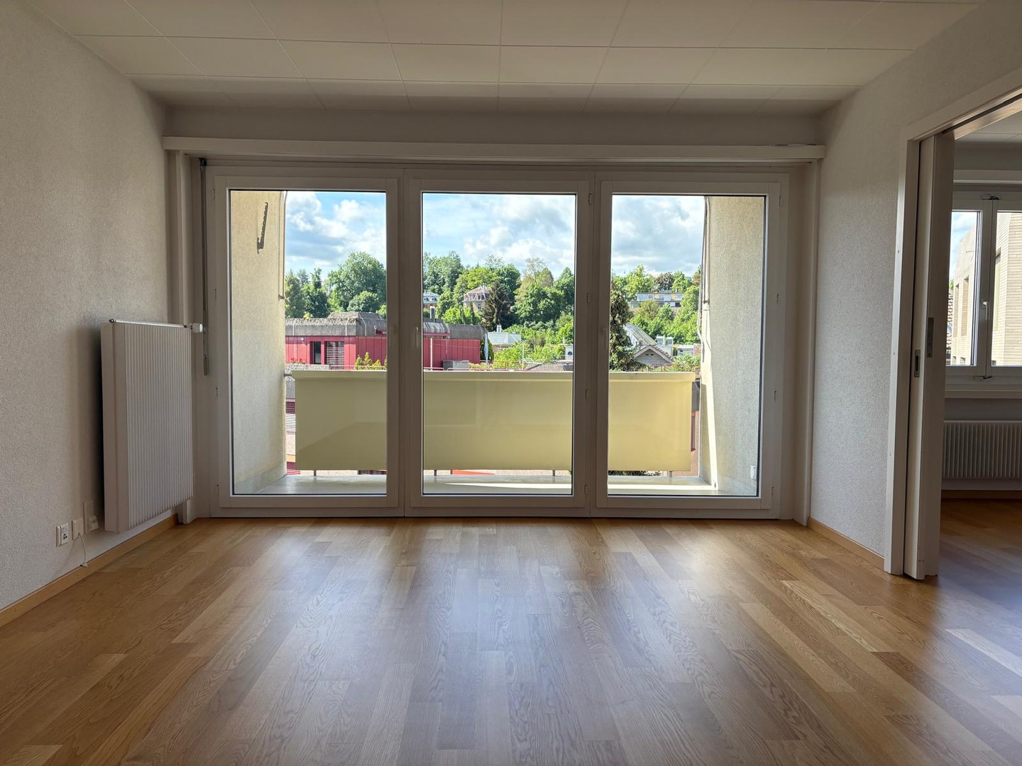 Heller Wohnraum mit Balkon und Ausblick
