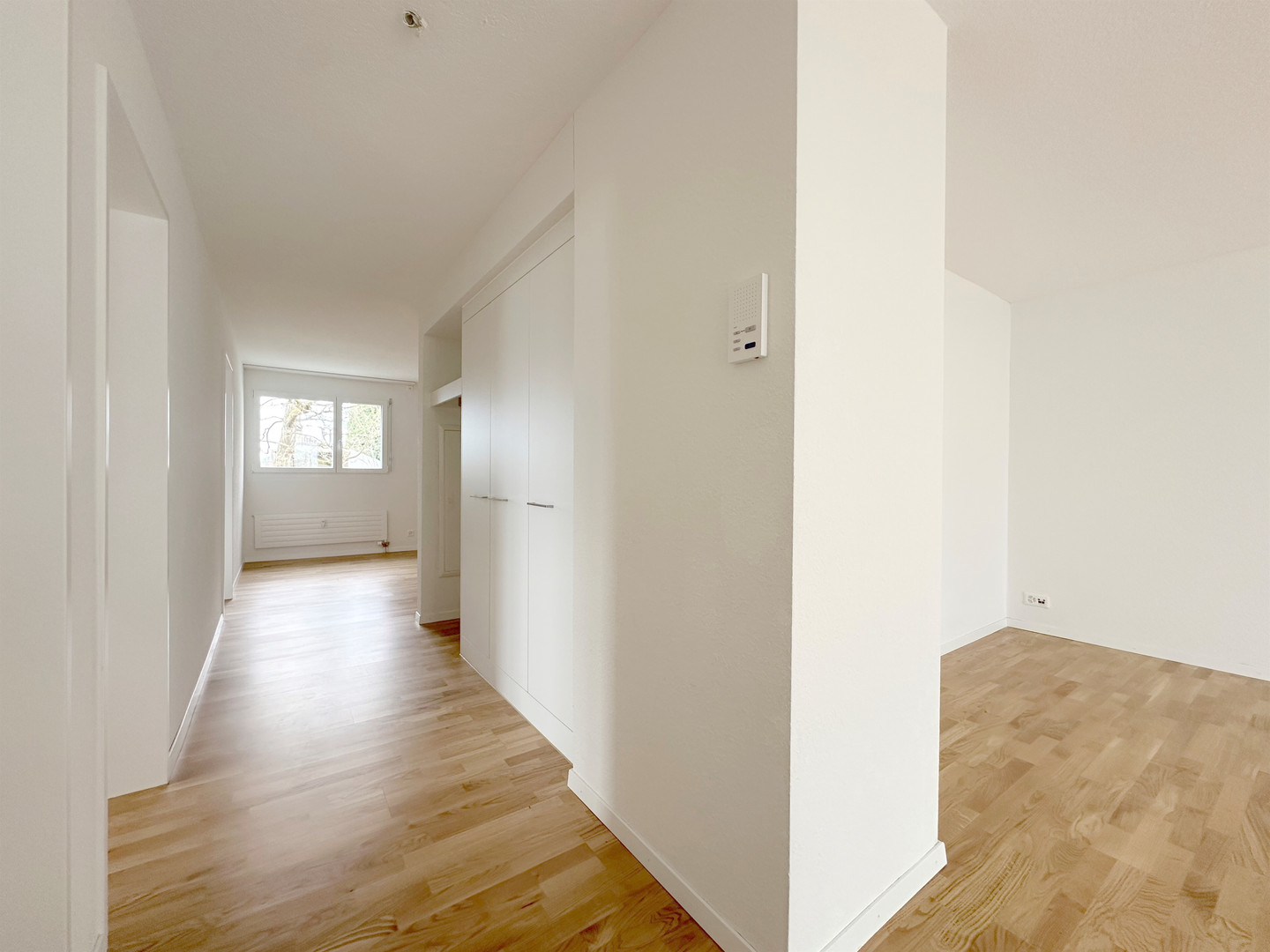 Heller Flur mit angrenzendem Raum