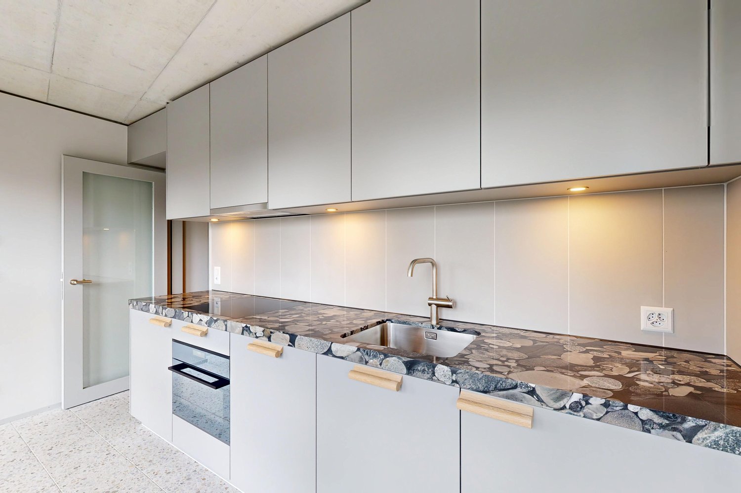 Moderne Küche mit Naturstein-Arbeitsplatte