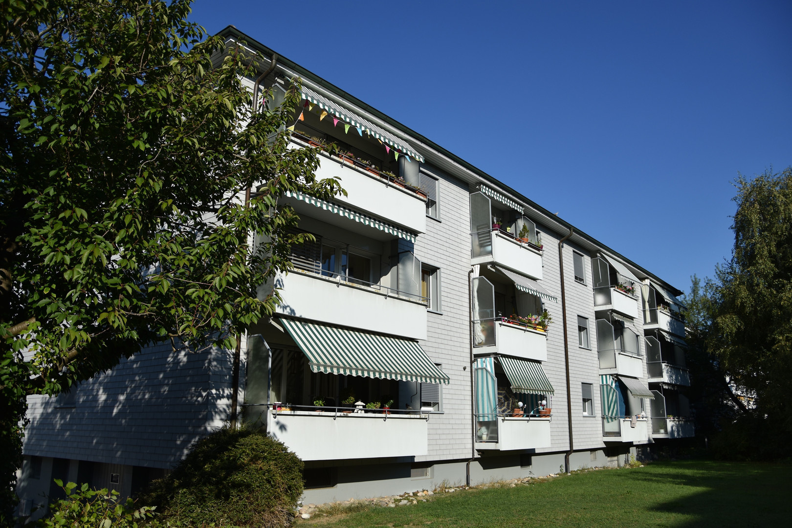 Mehrfamilienhaus mit Balkonen