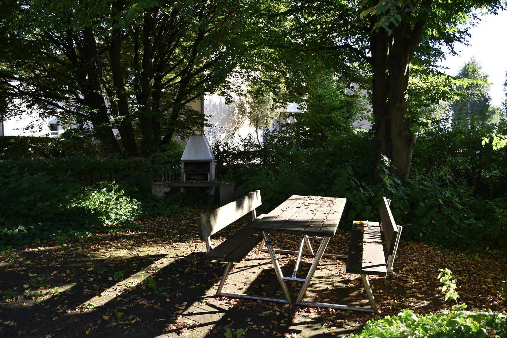 Gartenbereich mit Picknicktisch und Grill