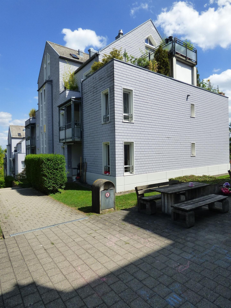 Außenansicht eines mehrgeschossigen Wohngebäudes mit Dachterrassen