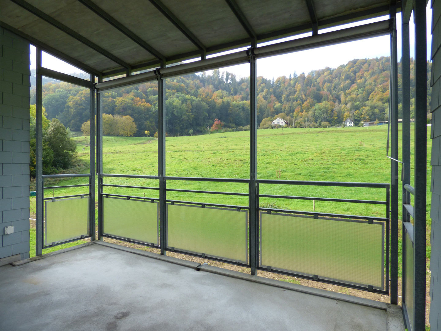 Überdachter Balkon mit Alpenblick