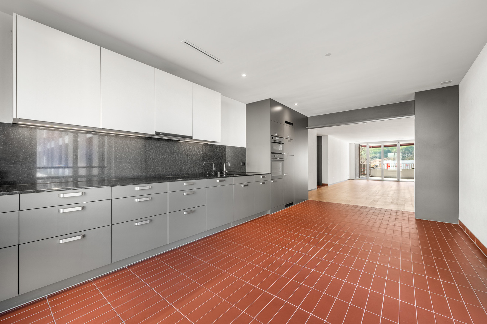 Offene moderne Küche mit Terrakottaboden