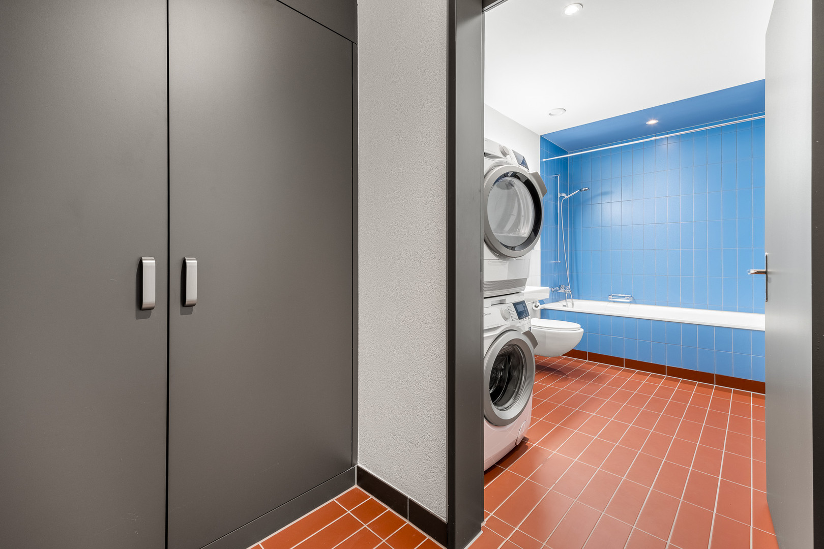 Hauswirtschaftsraum mit Badewanne und Waschmaschine