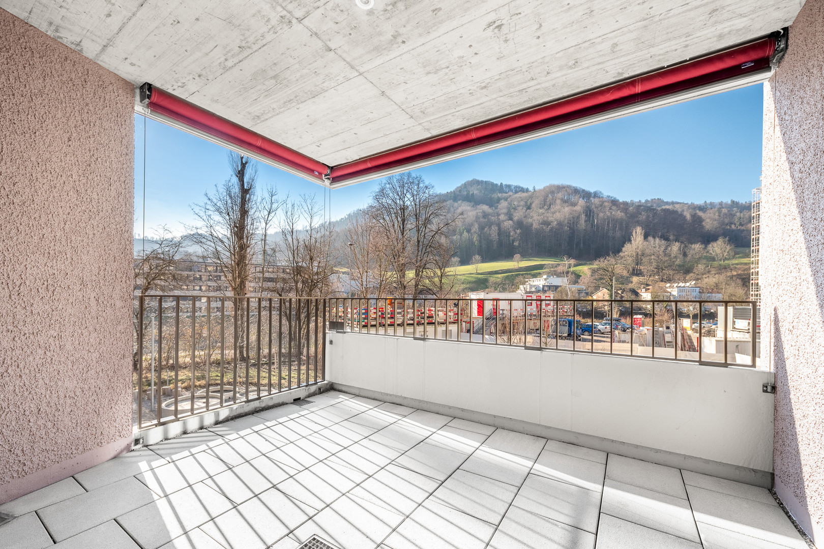 Überdachter Balkon mit Bergblick