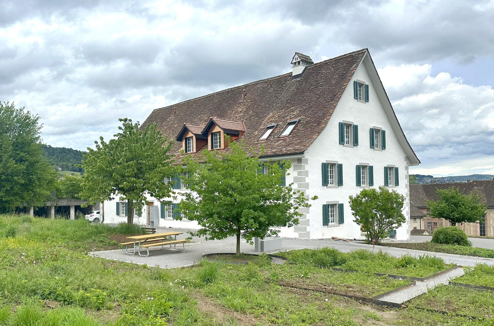 Historisches Landhaus mit großem Steildach