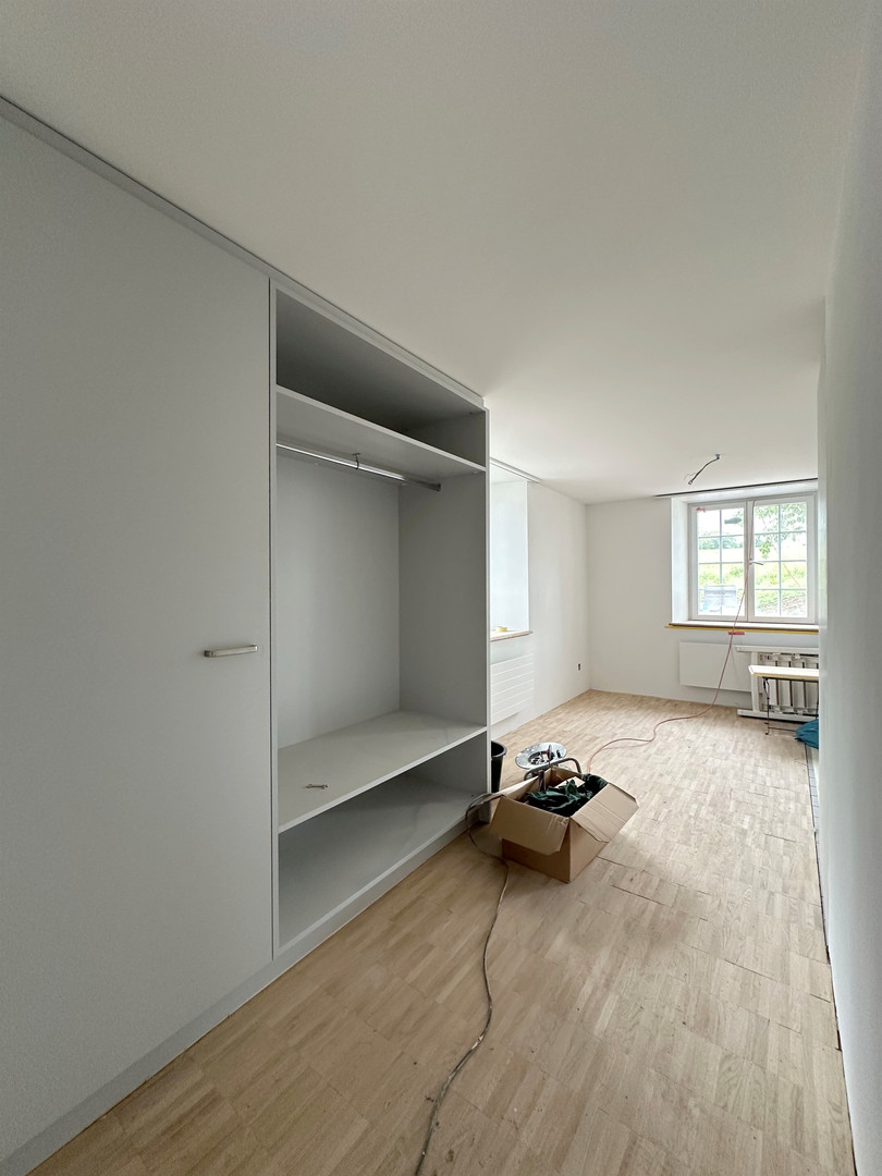 Helles, längliches Zimmer mit Einbauschrank