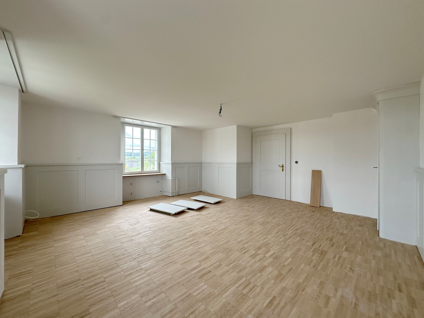 Leerer heller Raum mit Parkettboden