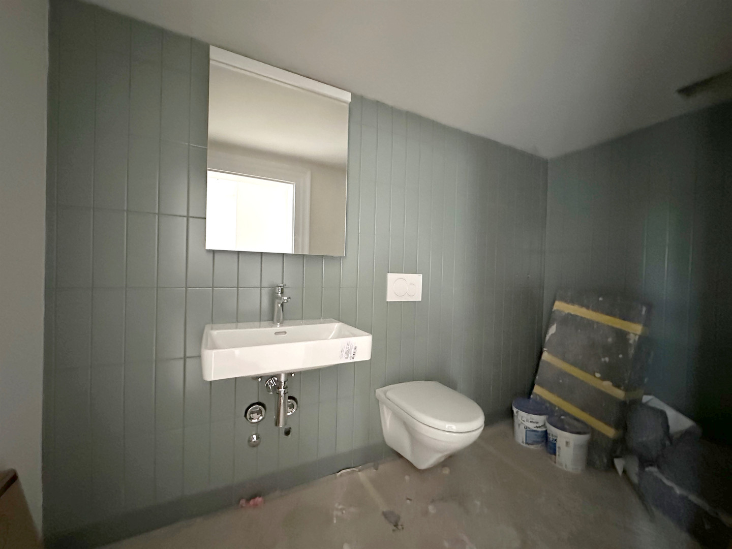Modernes Gäste-WC im Ausbau