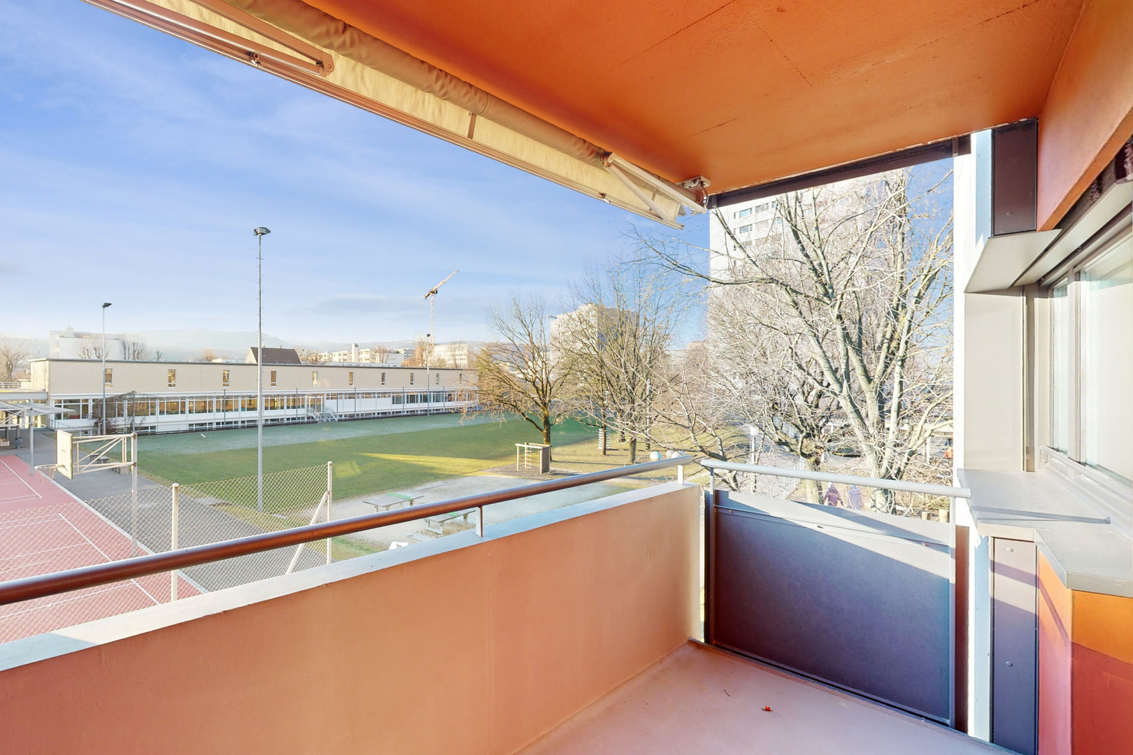 Balkon mit Blick auf Innenhof und Sportplatz
