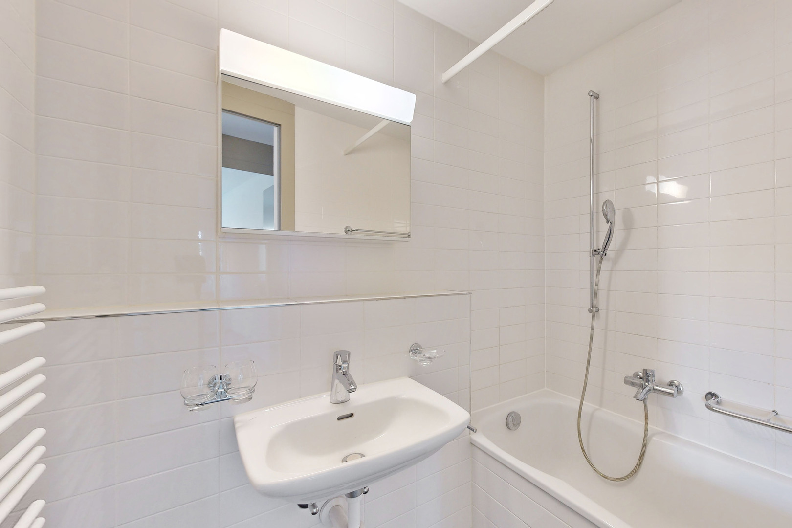 Modernes Badezimmer mit Wanne und Spiegelschrank