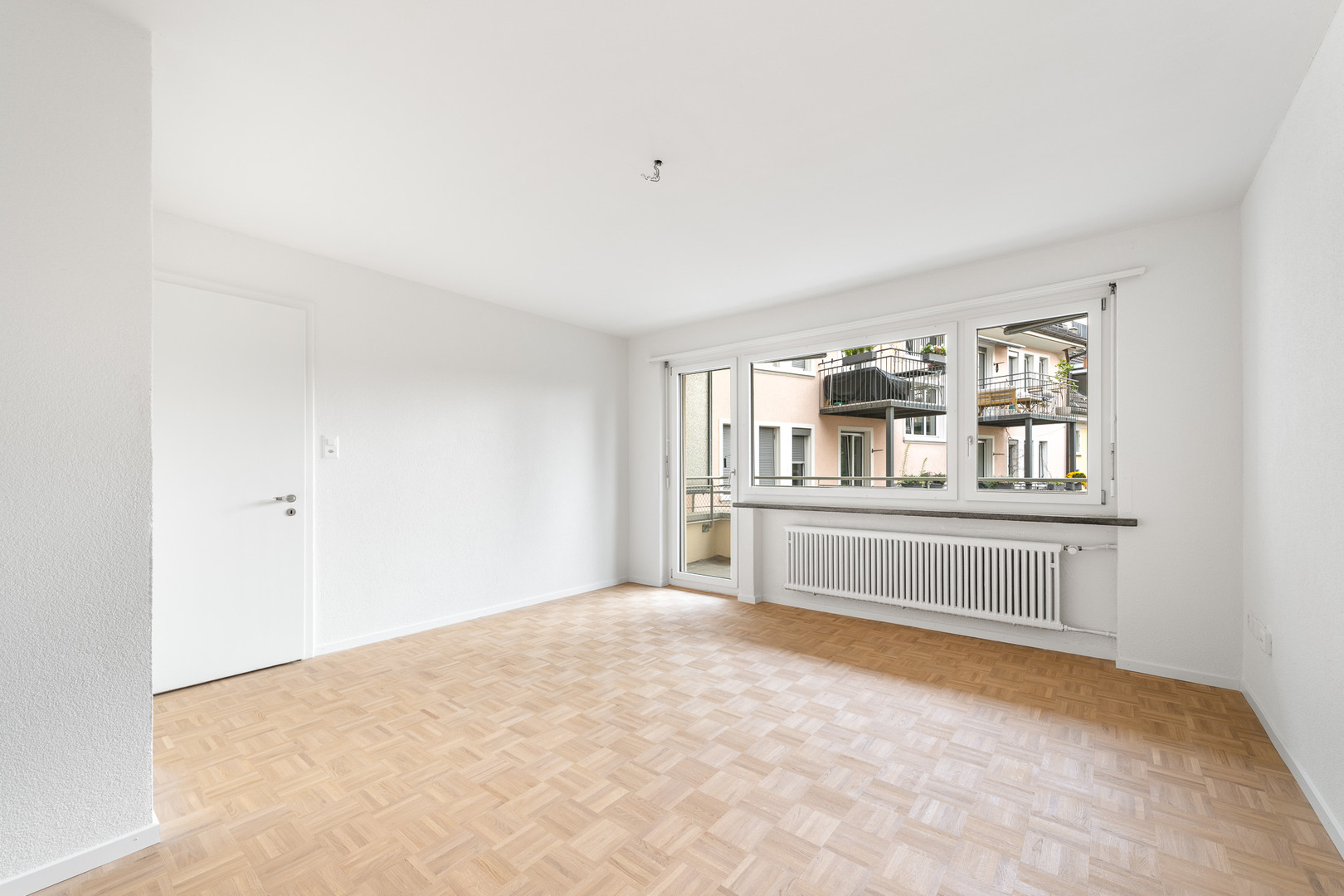 Heller leerer Wohnraum mit Balkonblick