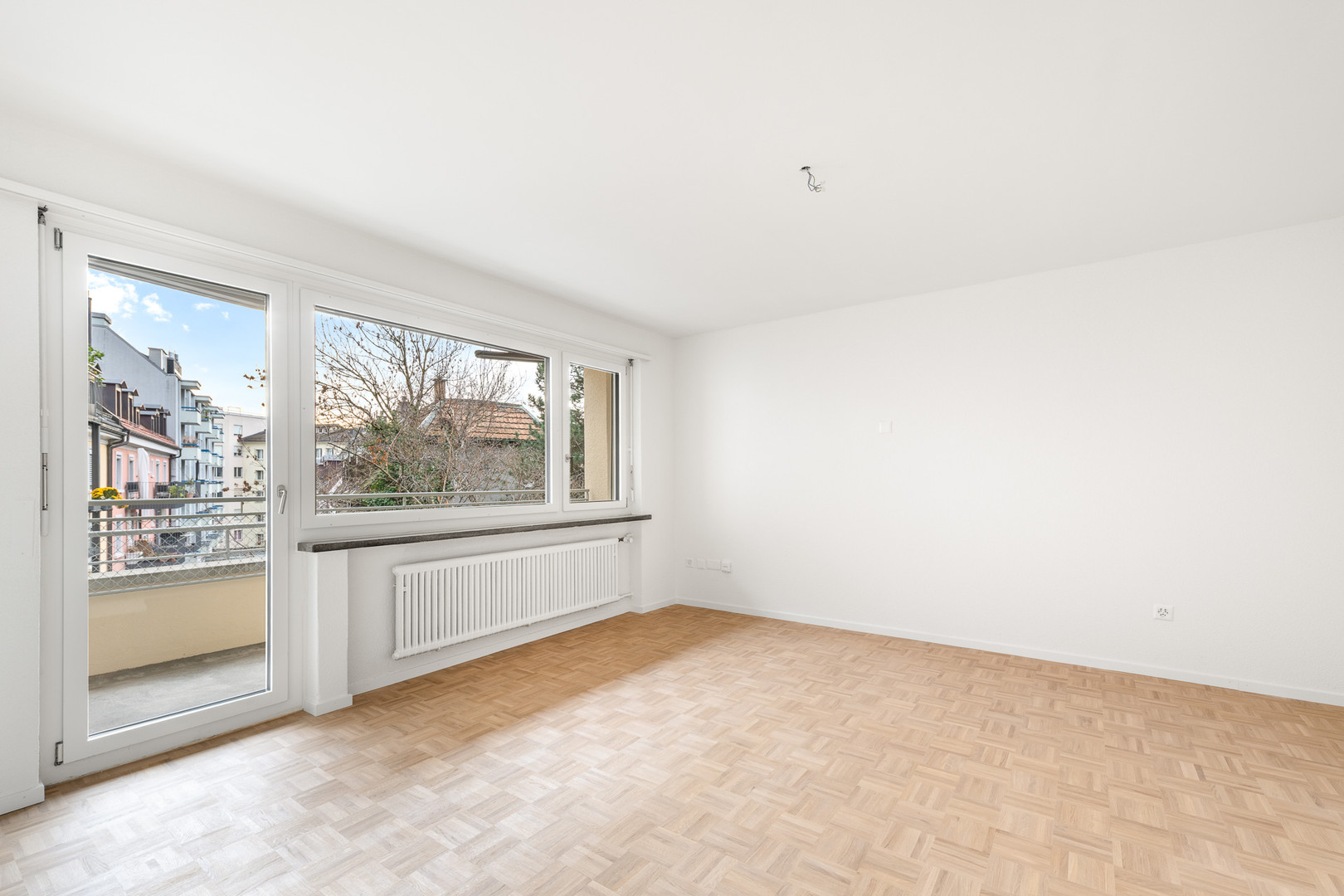 Heller leerer Wohnraum mit Balkon