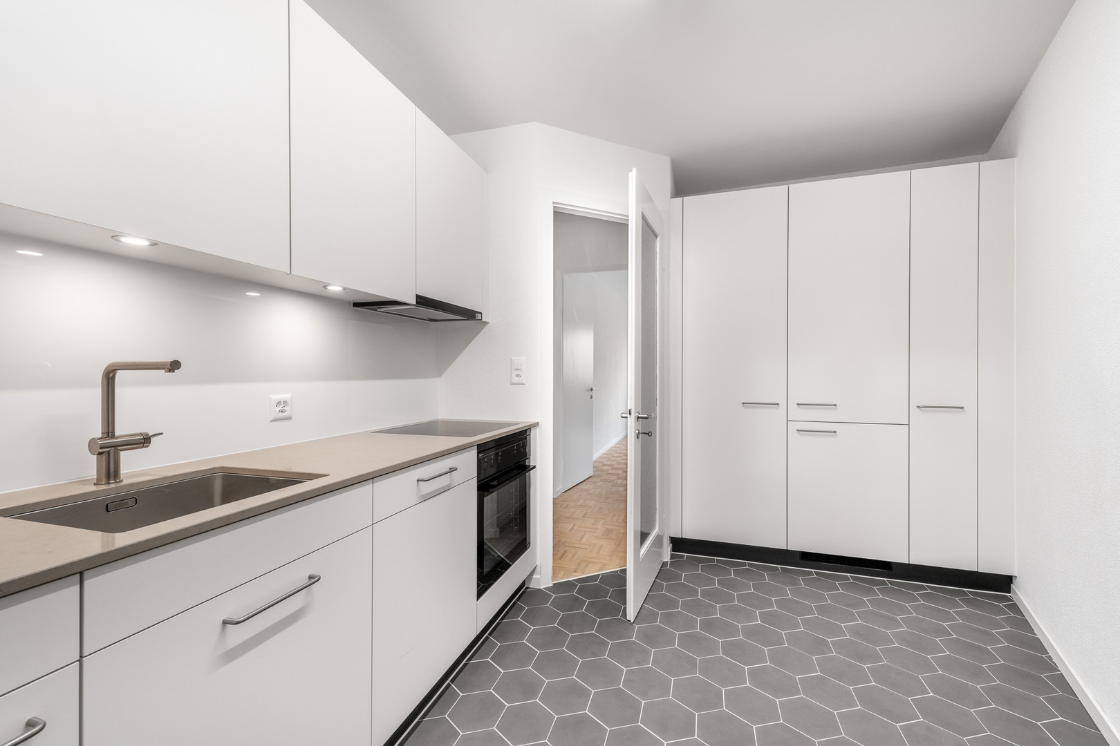 Moderne, helle Küche mit Einbauten