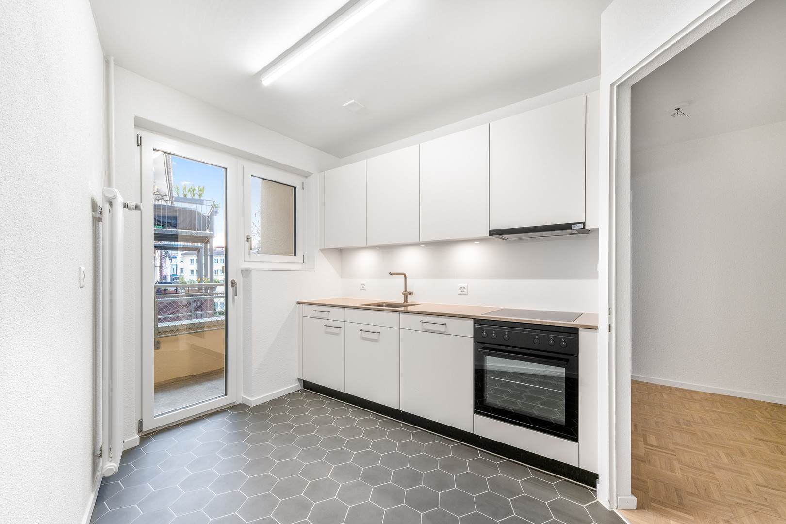 Helle, moderne Küche mit Balkonzugang