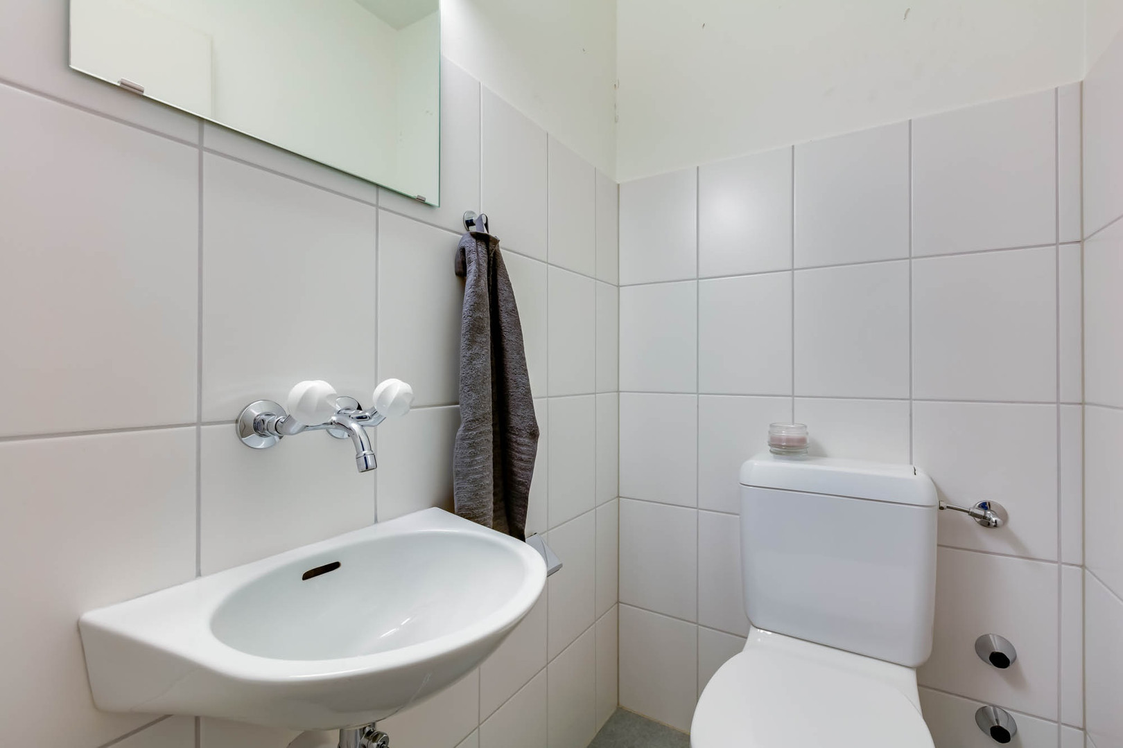 Kleines Gäste-WC mit Wandwaschbecken und Toilette