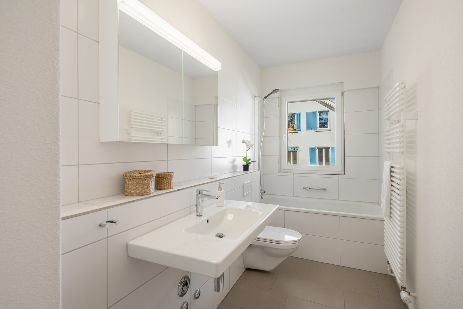 Modernes Badezimmer mit Badewanne und Fenster