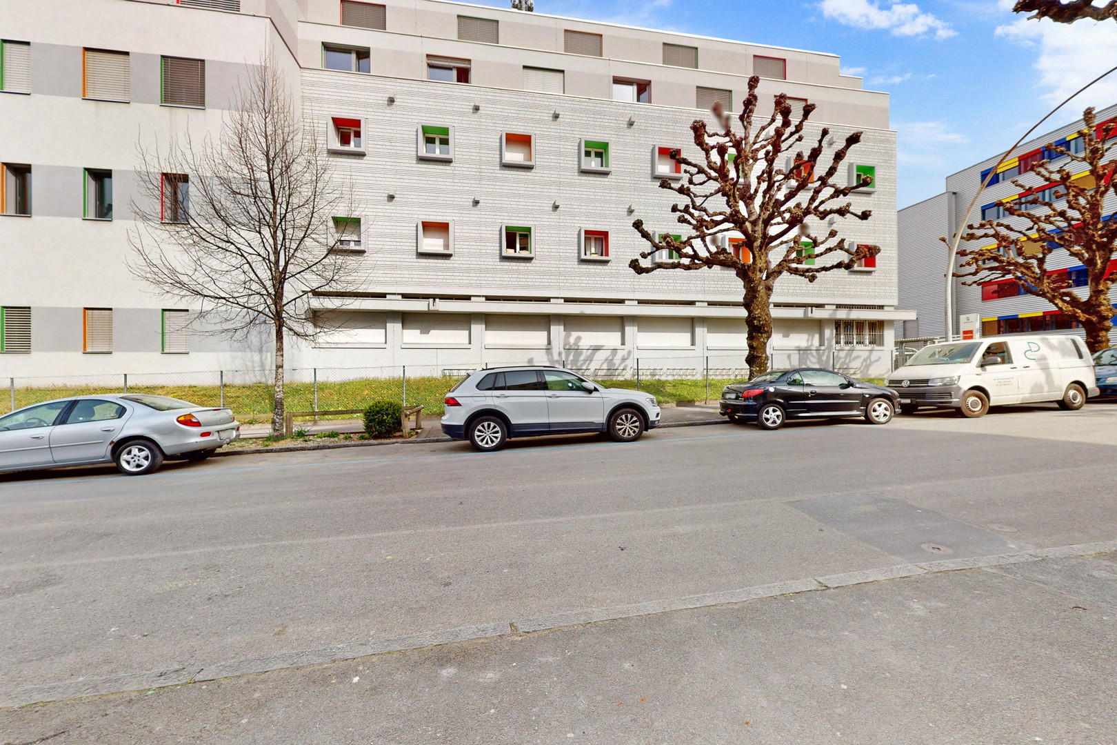 Moderne Wohnanlage an der Straße