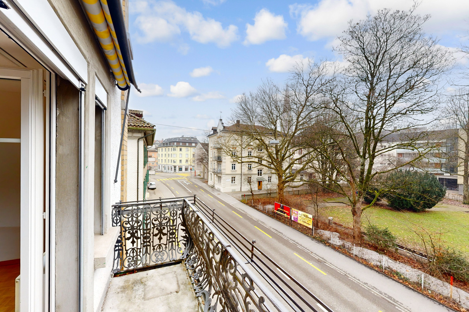 Balkon mit Straßen- und Stadtblick