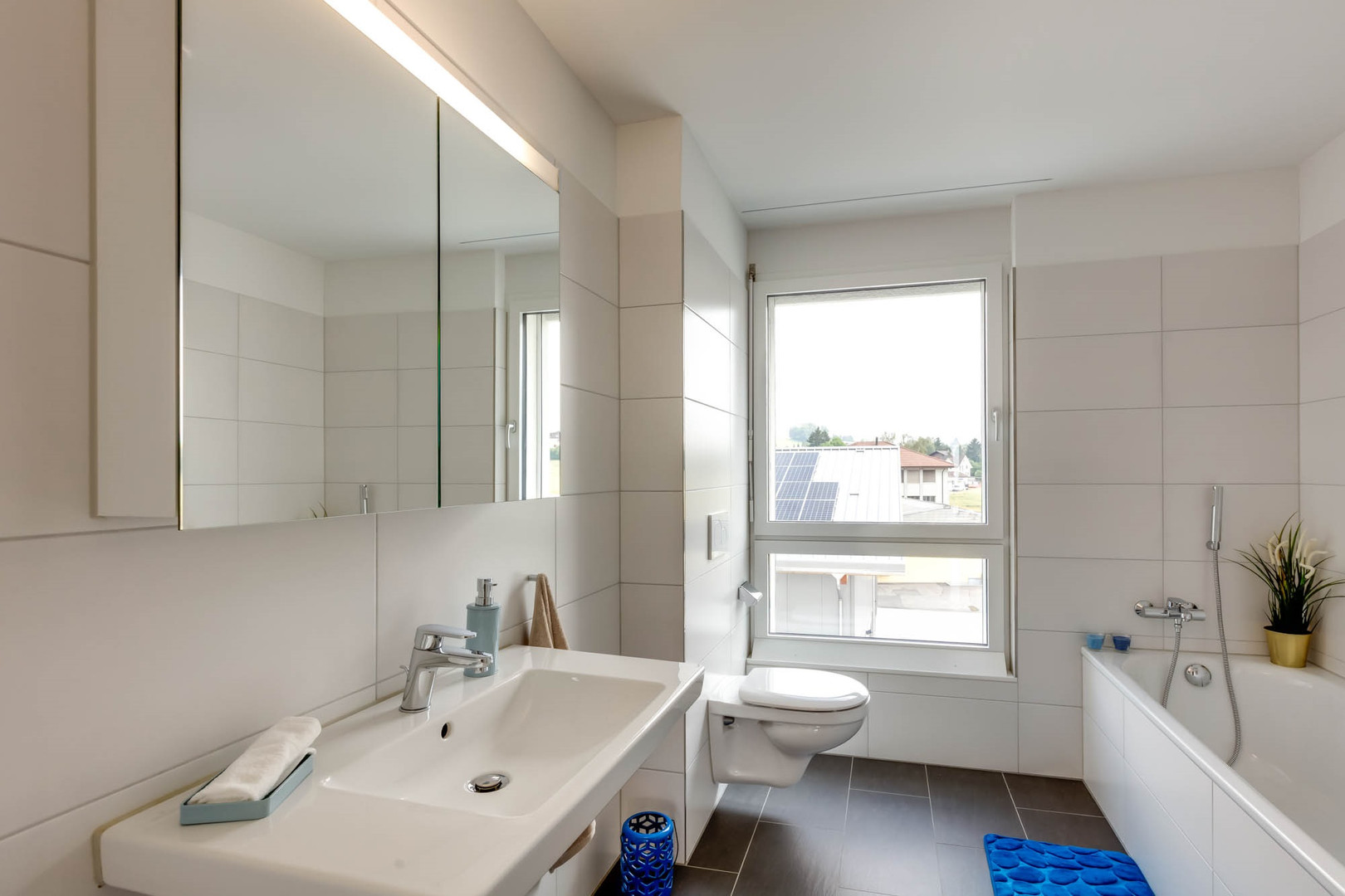 Modernes Badezimmer mit Badewanne und Fenster
