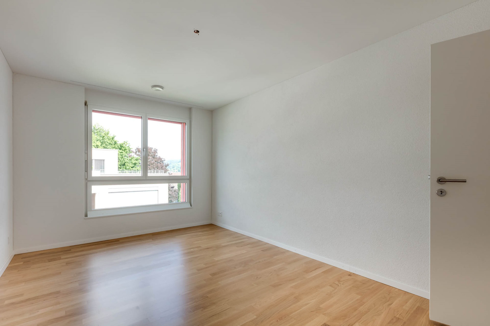 Leerer heller Raum mit Fenster