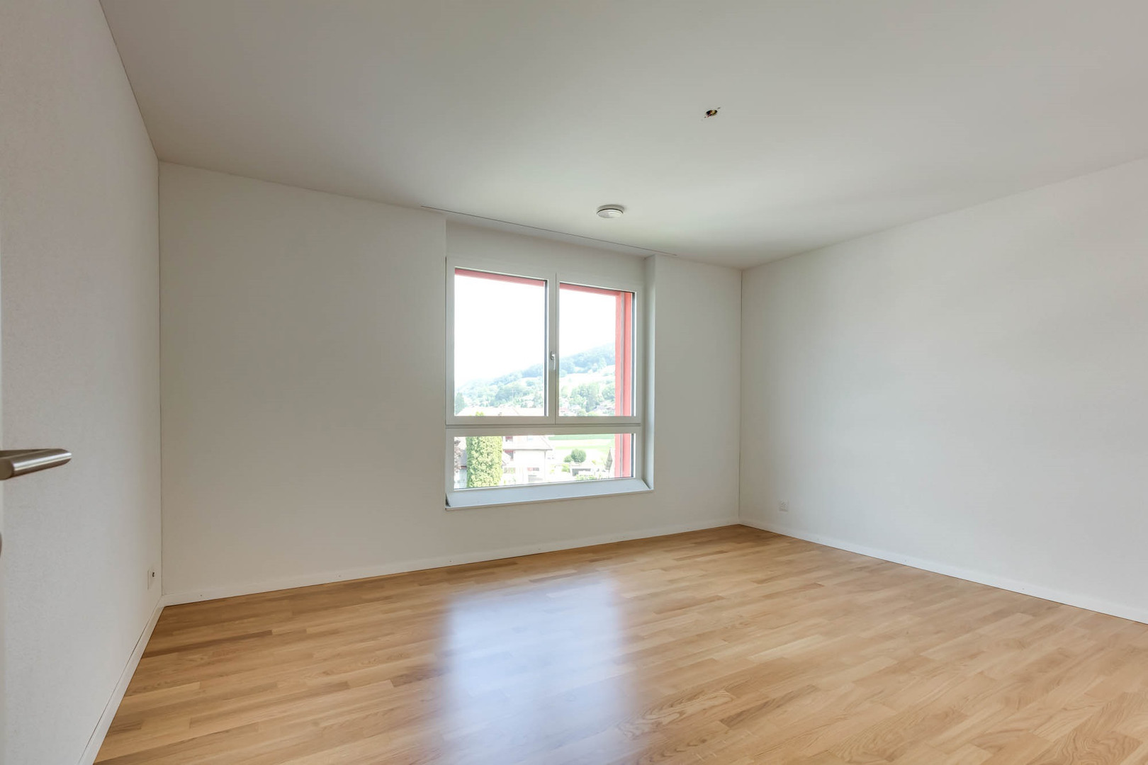 Leerer heller Raum mit Fensterblick