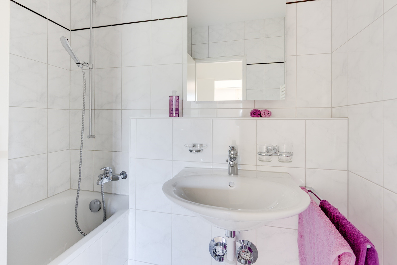 Helles Badezimmer mit Badewanne und Waschbecken