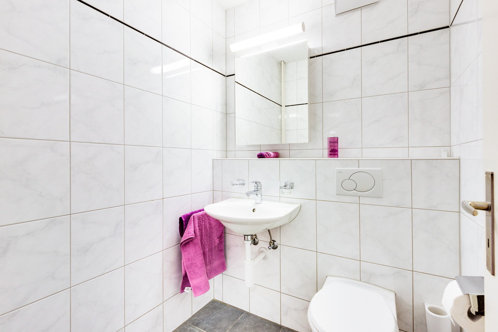 Kleines modernes Gäste-WC